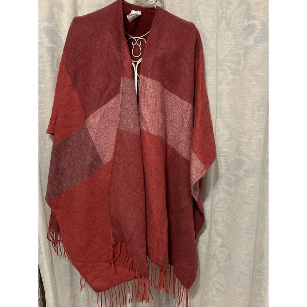 NEW WITHOUT TAGS Woolrich soft plaid style and red poncho/shawl cape ONE SIZE Pl